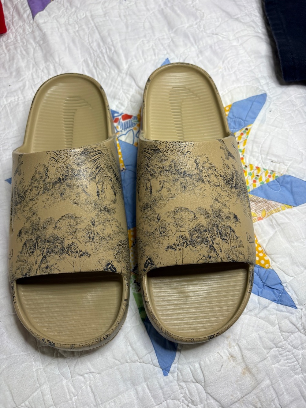 Nike Calm Slide Print Mens 10 Parachute Beige Animal Jungle